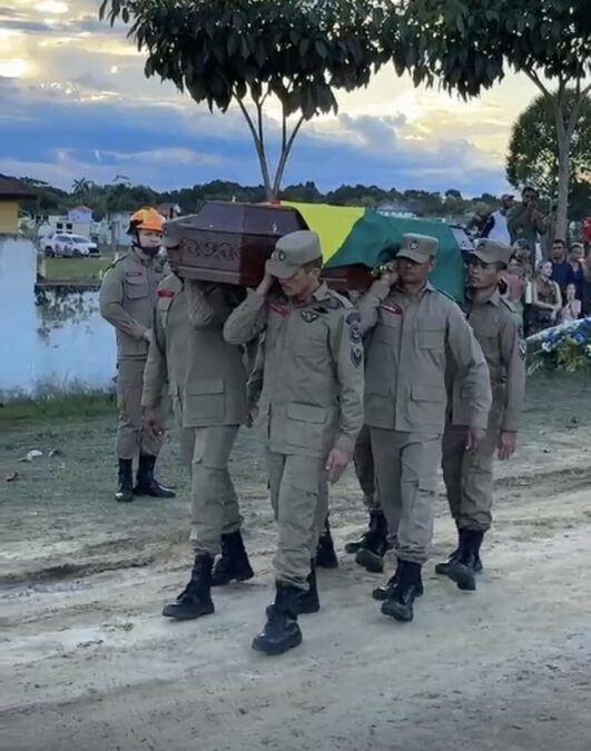 Cortejo de sargento mobiliza multidão em Cruzeiro do Sul