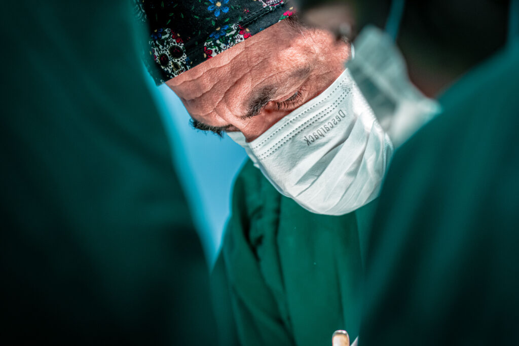 Cirurgião de Bucomaxilofacial Fabiano conrado realiza enxertia óssea alveolar. Foto: Gleison Luz/Fundhacre