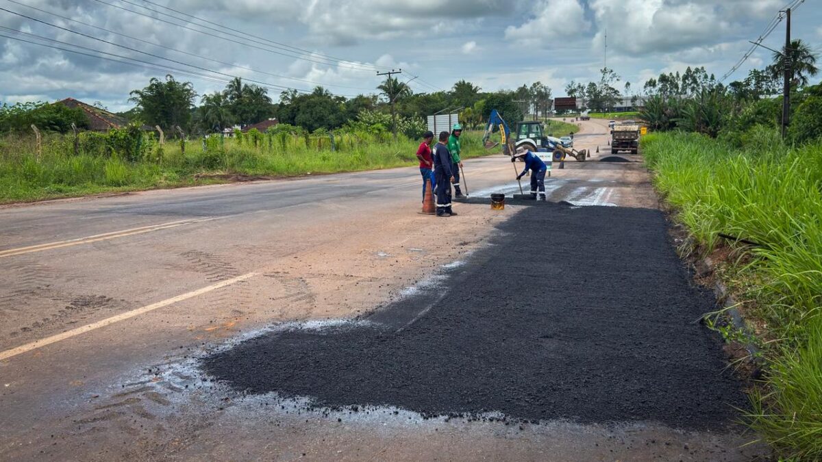 Trecho do Top 15, na rodovia AC-40, recebe serviços de tapa-buraco do Deracre