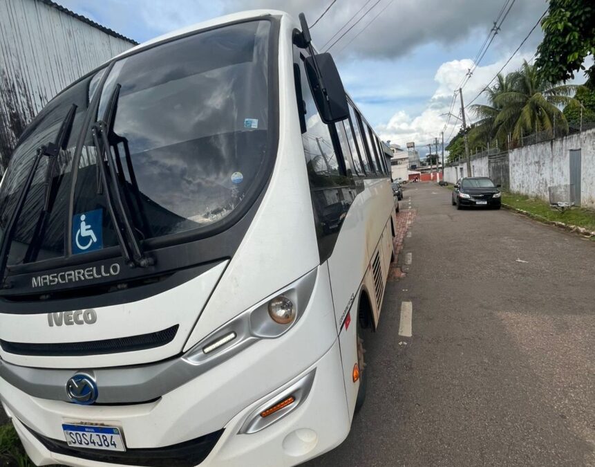 Prefeitura de Sena Madureira instala internet em ônibus que transporta pacientes para Rio Branco