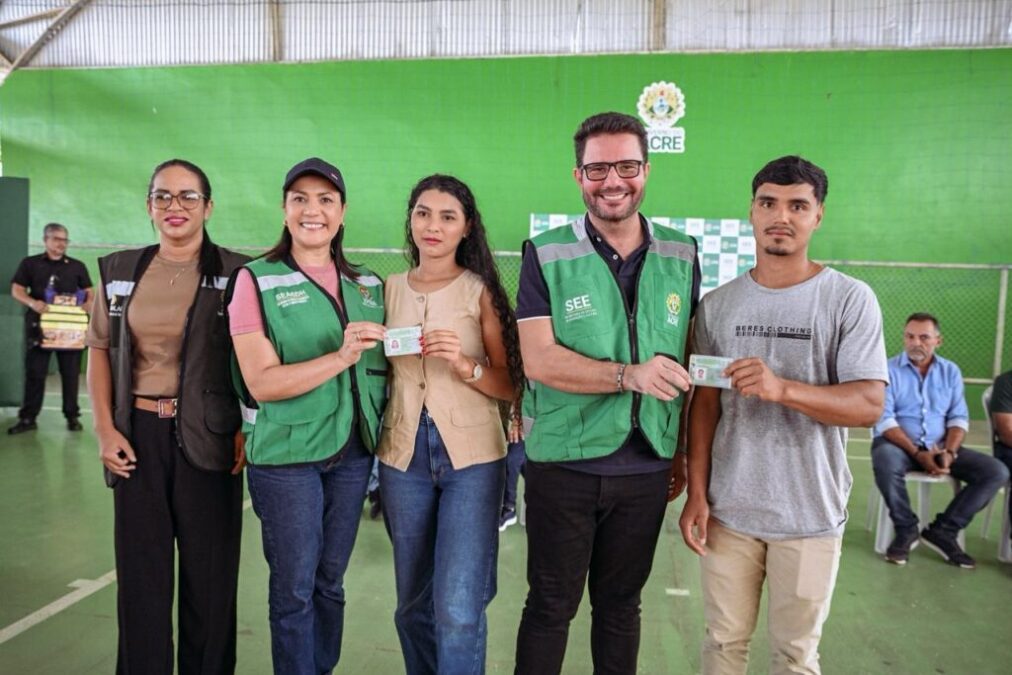 Governo entrega CNHs do programa social e coletes a mototaxistas em Porto Walter