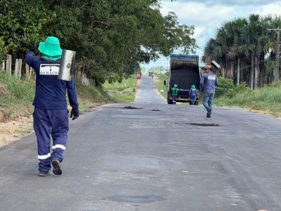 No Vale do Juruá, Deracre vistoria AC-198 e executa operação tapa-buraco na AC-407