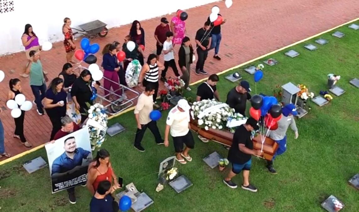 Professor de Sena Madureira, Carlos Henrique Espíndola é sepultado sob forte comoção em Rio Branco