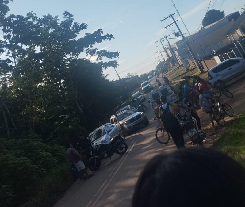 Criança é atropelada por moto em frente à escola no bairro Ana Vieira, em Sena Madureira