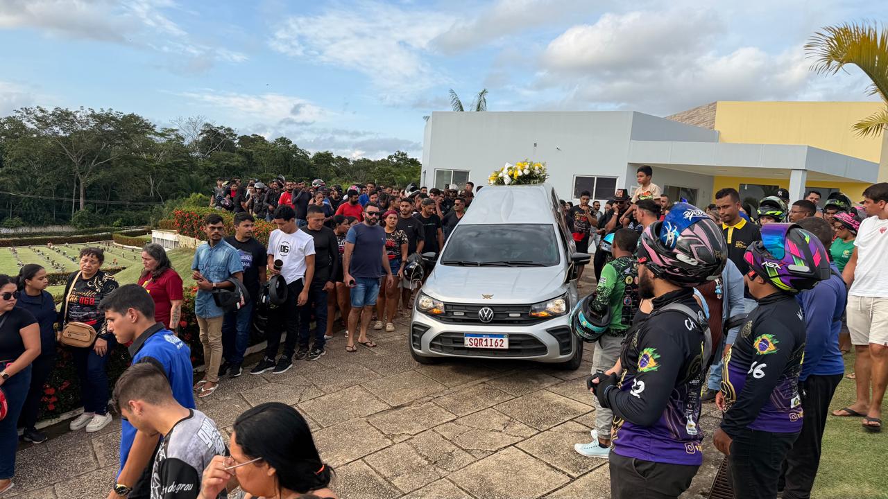 Sob forte comoção motociclistas se reúnem para prestar a última homenagem ao consultor de vendas Toddy em Rio Branco