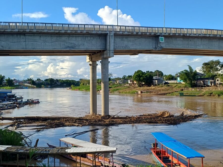 Balseiros se acumulam em ponte do Segundo Distrito, em Sena Madureira, e dificultam a passagem da água