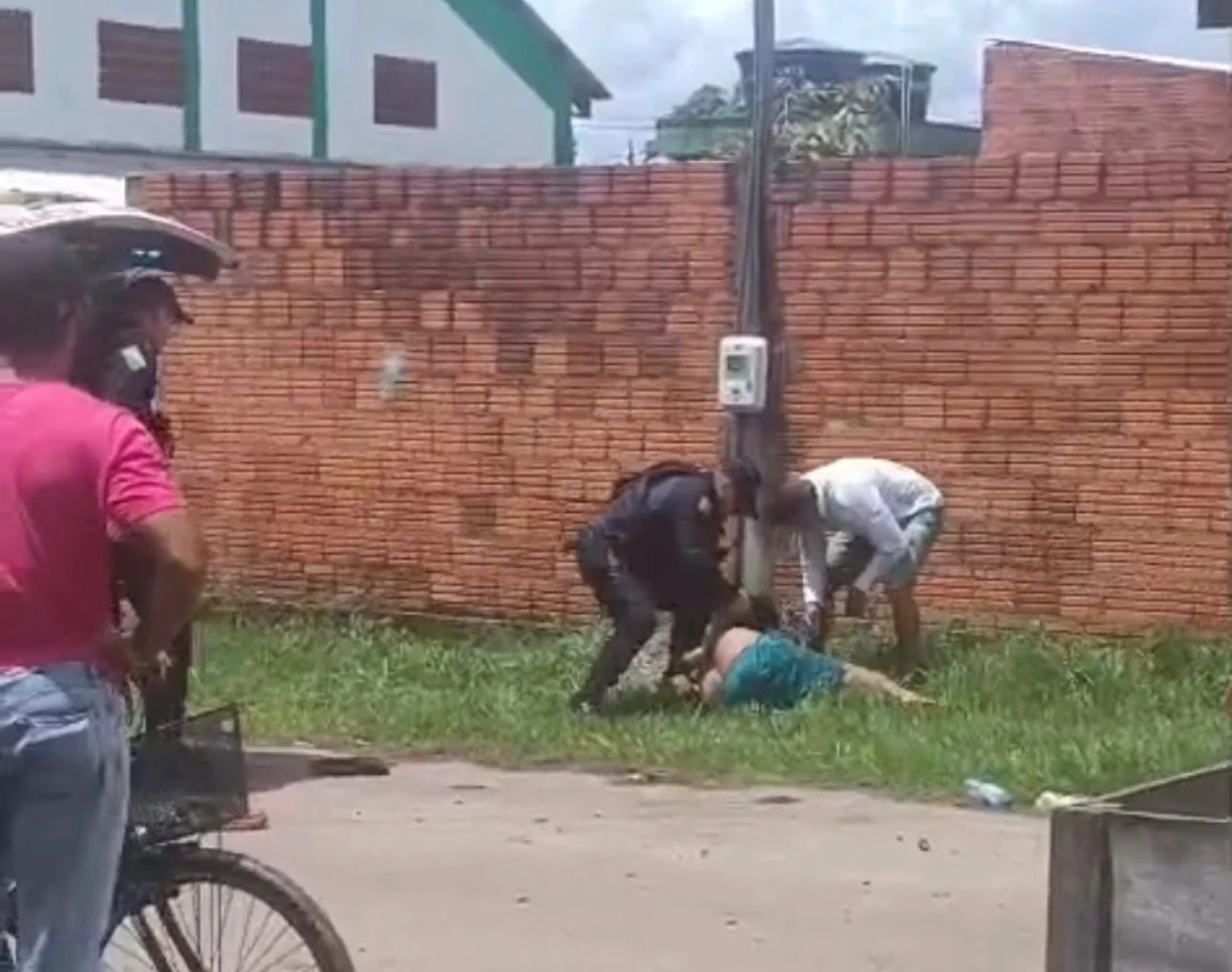 Homem é contido pela polícia após ameaças em Sena Madureira