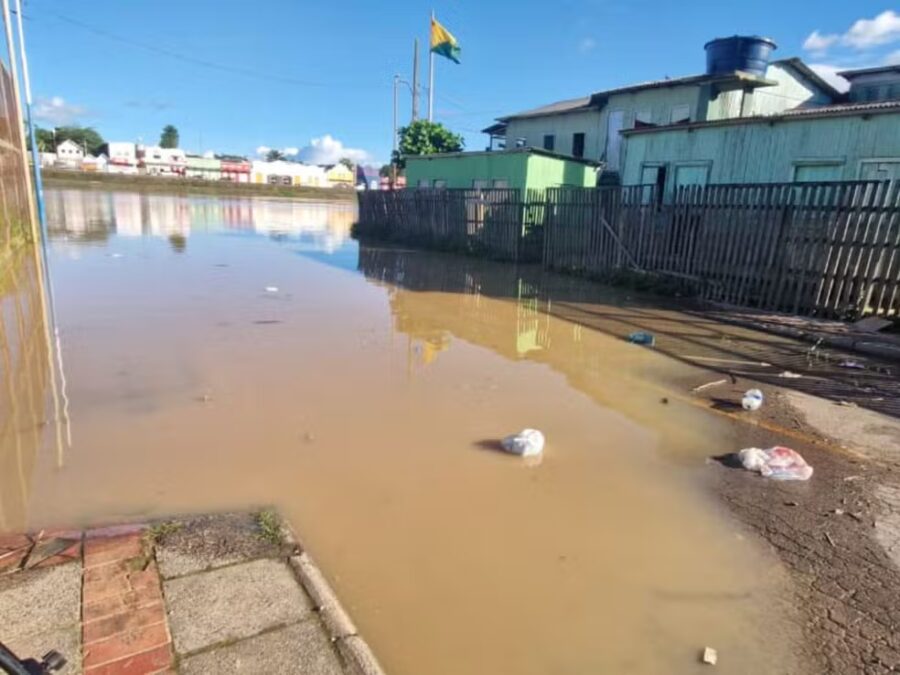 Rio Acre volta a transbordar e Defesa Civil prepara abrigos