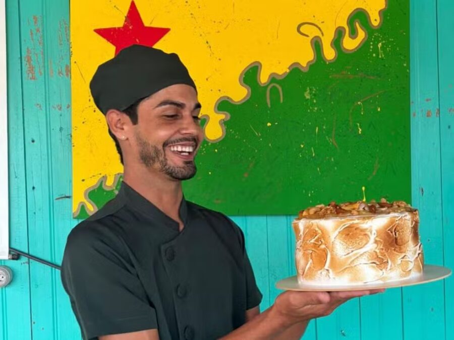 Confeiteiro de Sena Madureira dribla distância e entrega bolos de barco