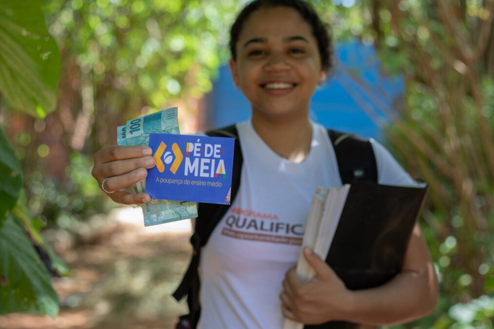 Pé-de-Meia paga parcela de conclusão do ensino médio e bônus de participação no Enem a nascidos em maio e junho