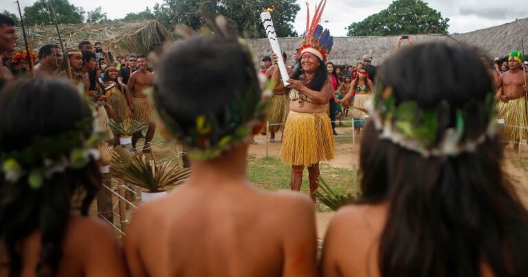 Comunidade indígena em área rural de Roraima de terra tradicional com presença de moradores e ambiente natural.