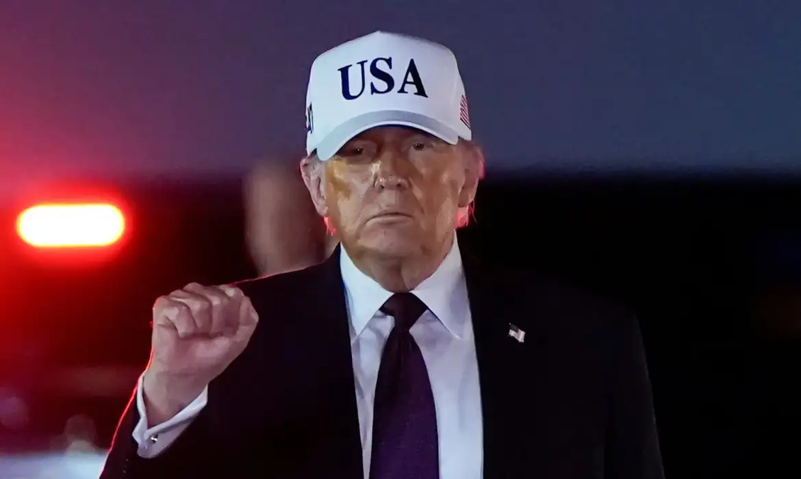 Trump critica papa Leão XIV, publica imagem vestido como Jesus e chama pontífice de “fraco”
