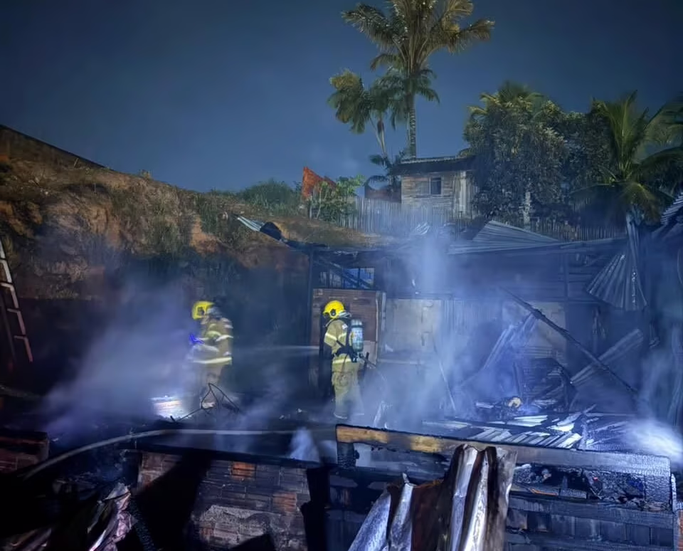 Bombeiros investigam causa de incêndio que destruiu residência em Cruzeiro do Sul
