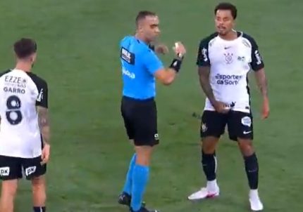 bizarro!-jogador-do-corinthians-e-expulso-apos-pegar-nas-partes-intimas.-veja!