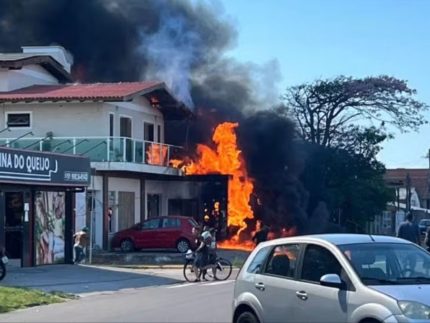 aviao-de-pequeno-porte-cai-sobre-restaurante-no-litoral-do-rs-e-deixa-dois-mortos