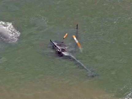 helicoptero-apresenta-falha-e-faz-pouso-forcado-no-mar-da-barra-da-tijuca,-no-rj