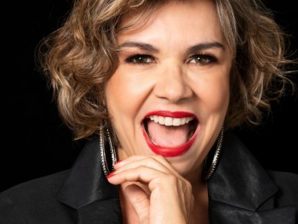 stella-maria-rodrigues-comemora-42-anos-de-carreira-homenageando-paulo-gustavo