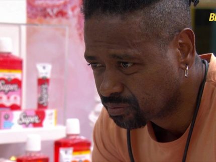 chorando-e-com-tremor-nas-maos,-boneco-volta-a-passar-mal-e-pede-ajuda-no-confessionario