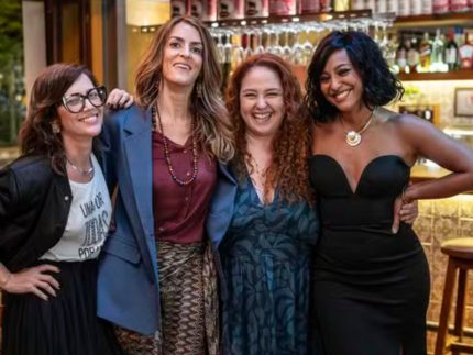 opiniao:-“juntas-e-separadas”-transforma-dores-reais-das-mulheres-40+-em-identificacao-coletiva