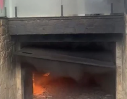 casa-dos-pais-de-mc-gui-pega-fogo,-deixa-carros-destruidos-e-causa-tensao-em-sao-paulo