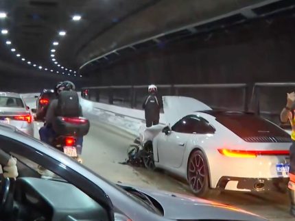 racha-no-tunel?-mae-assume-batida-de-porsche,-mas-vitimas-dao-outra-versao