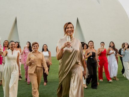 mannu-carvalho-leva-imersao-de-luxo-ao-bisutti-teatro-l’occitane,-em-trancoso