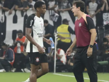 corinthians-reage-a-expulsao-no-classico-e-pune-andre-por-gesto-em-campo