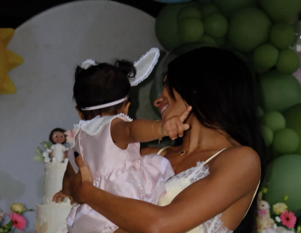 ludmilla-e-brunna-comemoram-11-meses-de-zuri-com-festa-tematica-de-coelhinho