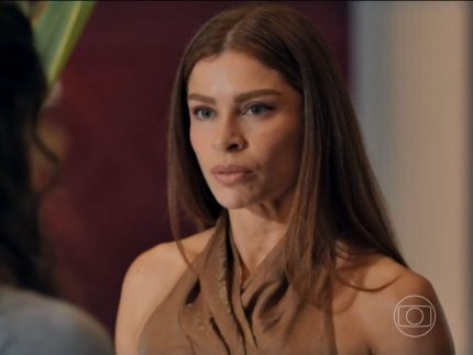 reta-final-de-“tres-gracas”:-arminda-perde-o-controle-e-empurra-a-propria-neta-escada-abaixo