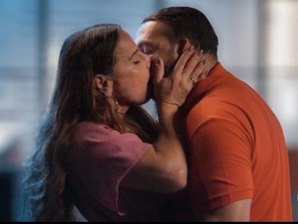 opiniao:-belo-e-viviane-araujo-brilham-em-cena-e-transformam-beijo-no-auge-de-“tres-gracas”