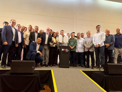 prefeitos-do-vale-do-paraiba-entregam-camisa-assinada-a-tarcisio-e-formalizam-apoio