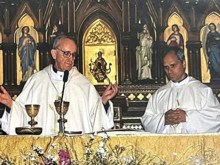 um-ano-apos-a-morte-de-papa-francisco,-papa-leao-xiv-presta-homenagem