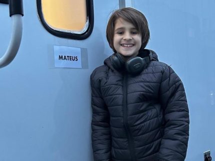 aos-13-anos,-ator-brasileiro-conquista-serie-da-netflix-e-chama-atencao-em-producao-internacional