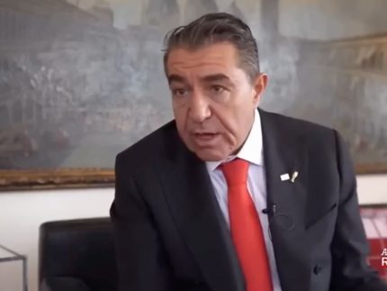Conselheiro de Donald Trump dispara ofensas contra brasileiras: “Raça maldita”