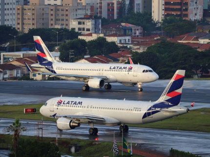 aeroporto-de-congonhas,-em-sp,-interrompe-pousos-apos-aviao-atingir-passaro
