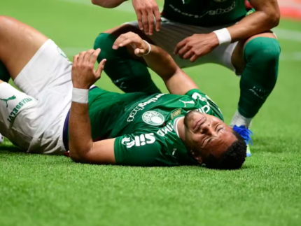 de-volta-e-fora-de-novo:-vitor-roque-sente-tornozelo-e-vira-preocupacao-no-palmeiras