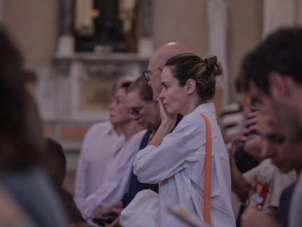 abalada,-ana-paula-renault-participa-de-missa-de-7o-dia-do-pai-em-bh