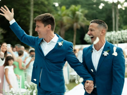 ex-reporter-do-“mais-voce”,-felipe-suhre-troca-aliancas-com-diretor-em-casamento-no-rio