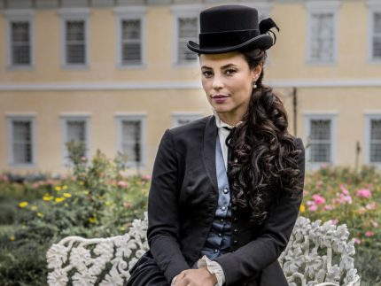 reprise-traz-paolla-oliveira-de-volta-e-reacende-sucesso-de-vila-em-“alem-do-tempo”