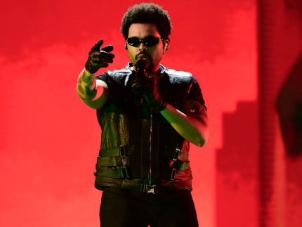 critica:-the-weeknd-faz-show-eletrizante-no-rio,-mas-ignora-clima-da-cidade-com-pirotecnia