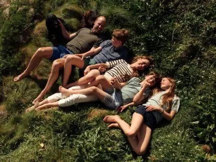 Príncipe William e Kate celebram 15 anos de casamento com foto em família