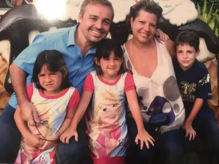 Viúva de Gugu volta às redes e compartilha foto rara com o apresentador e os filhos