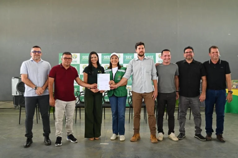 Governadora Mailza Assis assina ordem de serviço para 25 casas em Feijó.