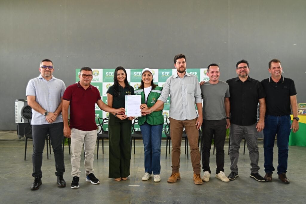 Governadora Mailza Assis assina ordem de serviço para 25 casas em Feijó.