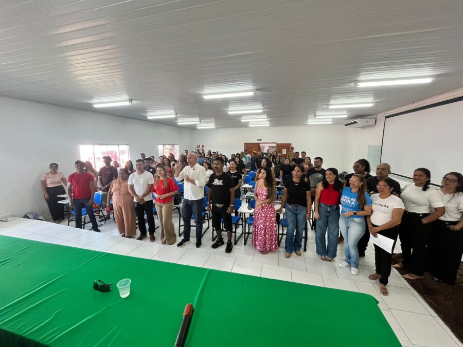 Prefeitura de Sena Madureira realiza formação para professores da zona rural e anuncia início do ano letivo