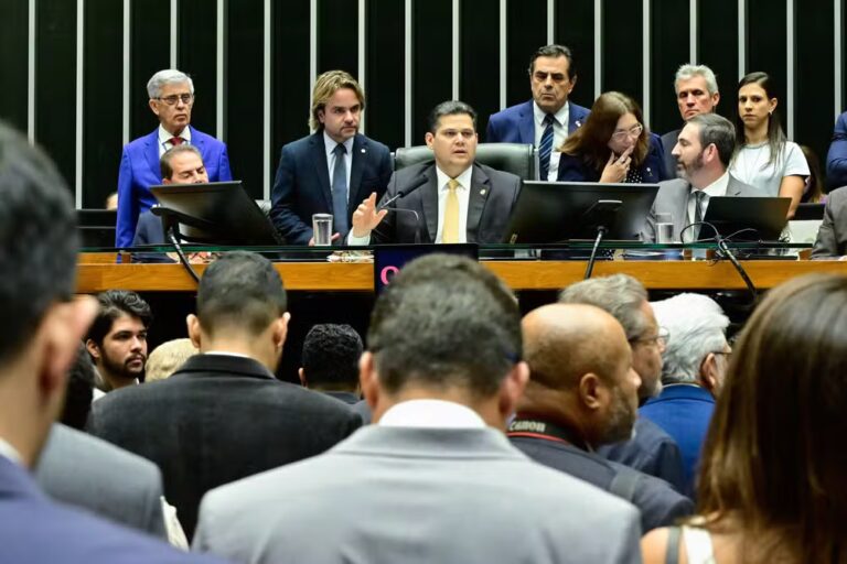 Congresso derruba veto de Lula ao PL da Dosimetria e beneficia Bolsonaro.