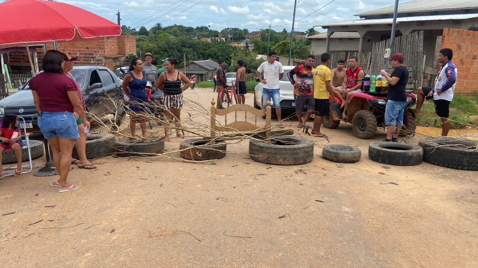 Moradores do Eugênio Areal fecham estrada Xiburema e cobram melhorias em Sena Madureira