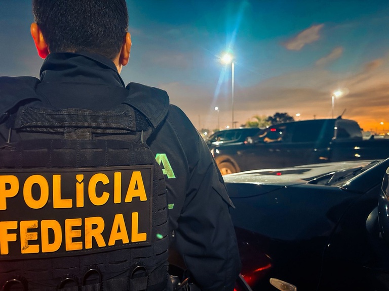 Agentes da Polícia Federal durante operação contra tráfico de drogas no Acre.