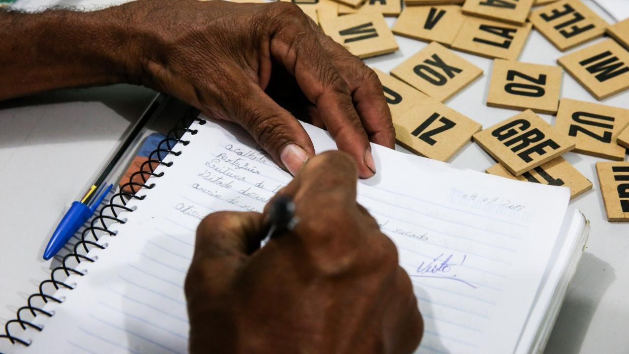 Alunos da EJA denunciam falta de professores em escola de Sena Madureira