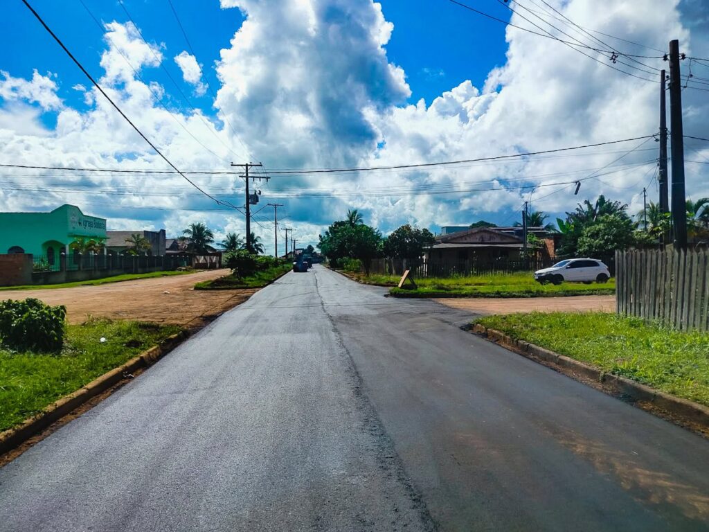 Deracre executa recapeamento asfáltico na Avenida São Paulo em Acrelândia.